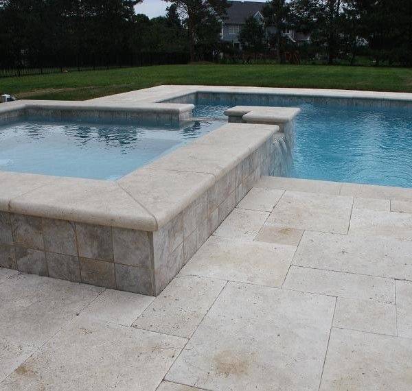 Acheter des margelles pour piscine en pierre naturelle de travertin dans le Vaucluse