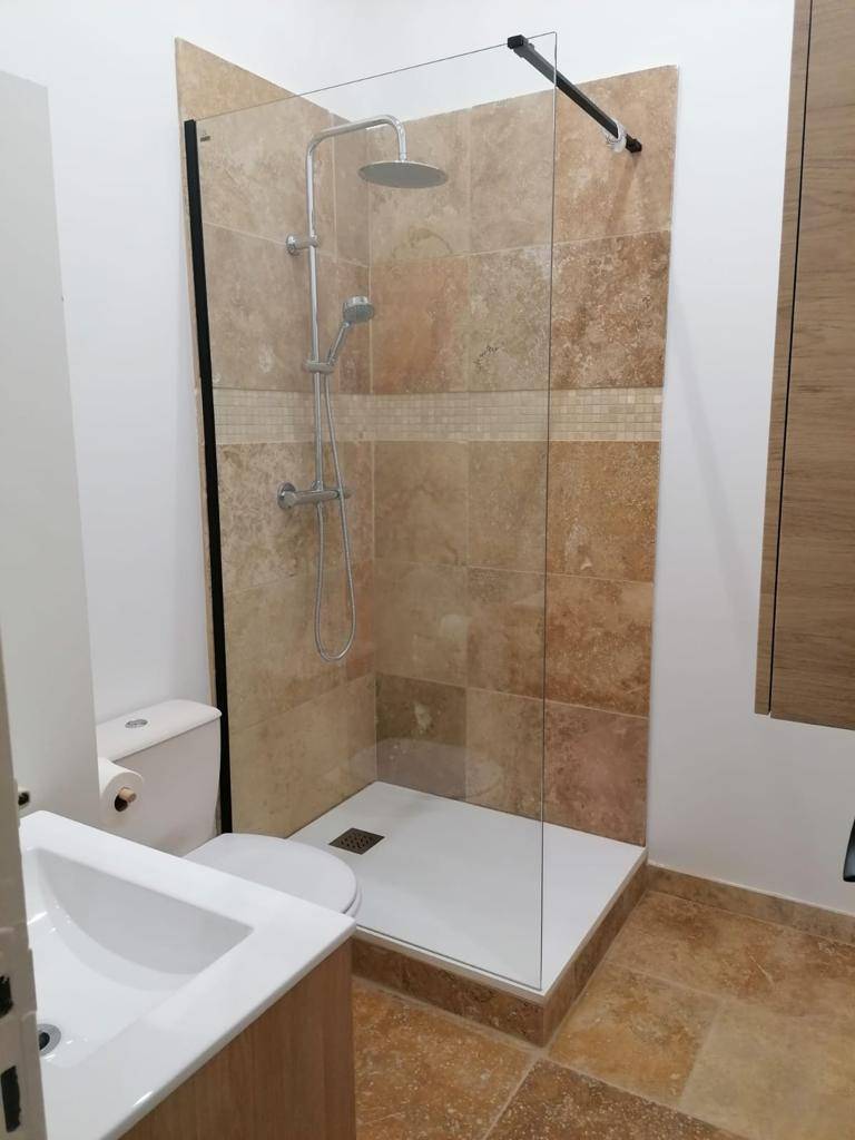Travertin pour paroi de douche, livraison dans toute la France