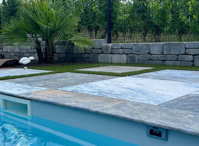 margelle de piscine en pierre de Bali