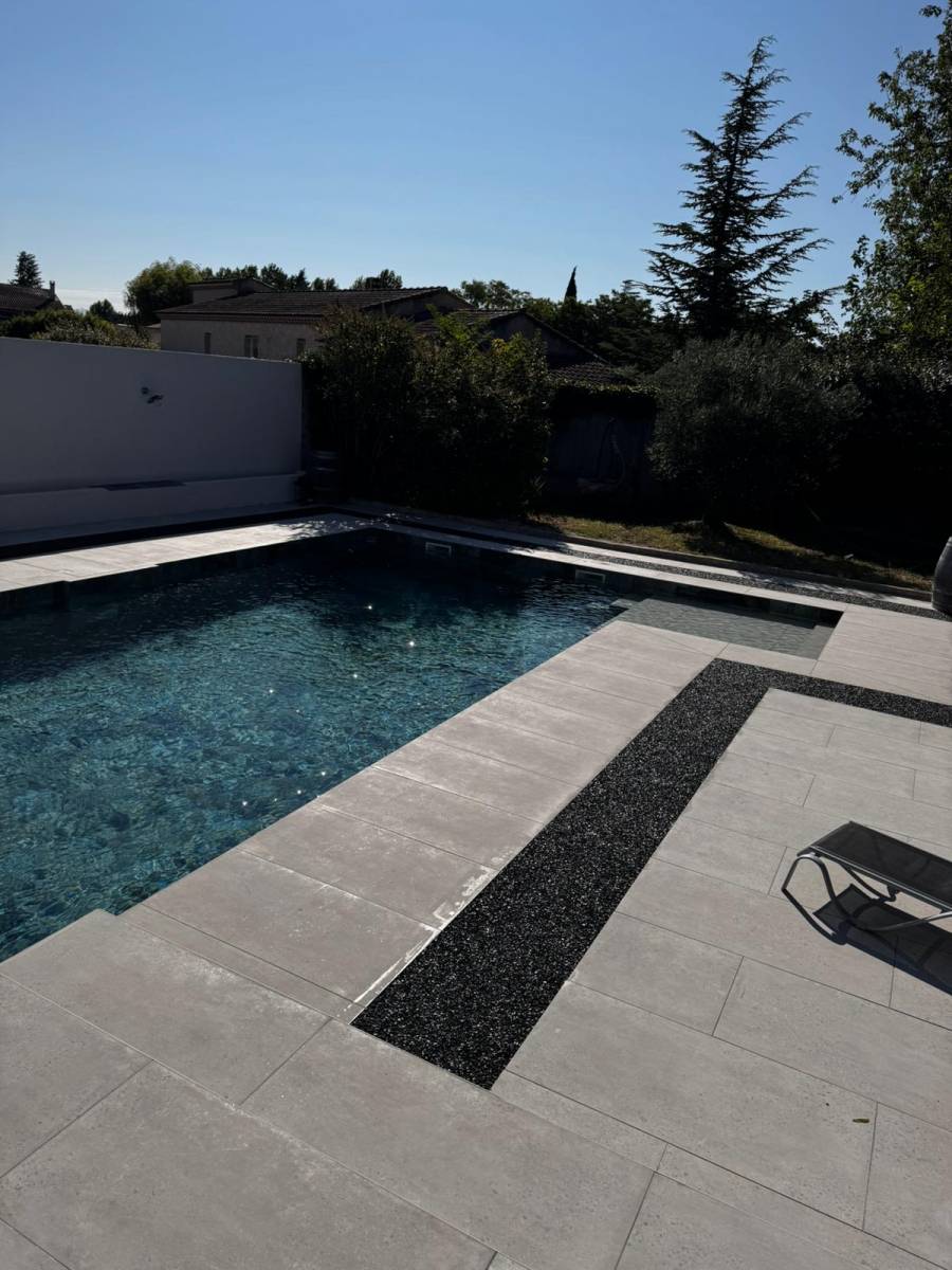 Plage de piscine en pierre de Bali : élégance et exotisme disponibles chez Destock Carrelage