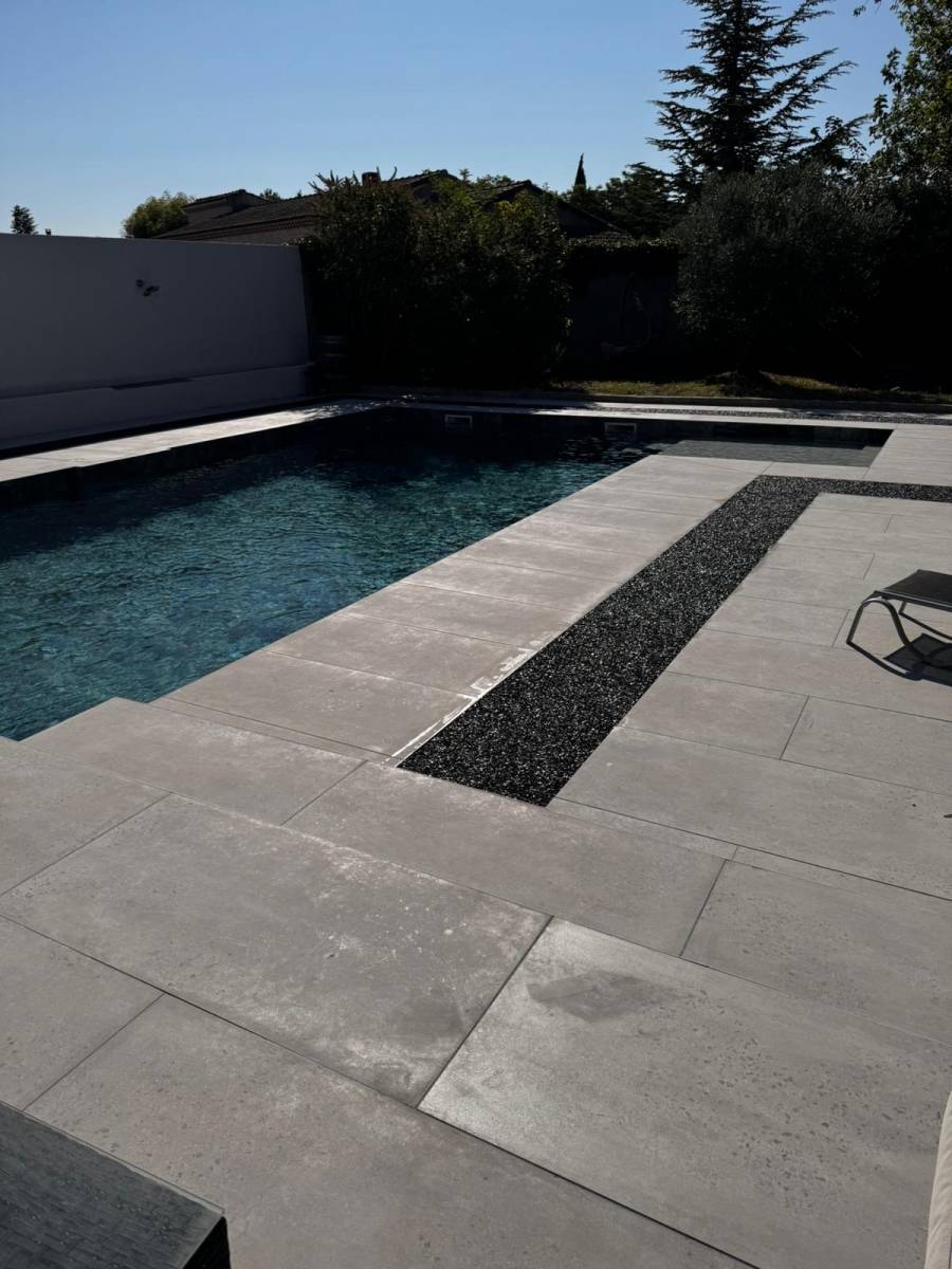 Plage de piscine en pierre de Bali : élégance et exotisme disponibles chez Destock Carrelage