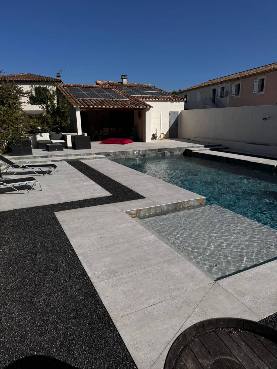 Plage de piscine en pierre de Bali : élégance et exotisme disponibles chez Destock Carrelage