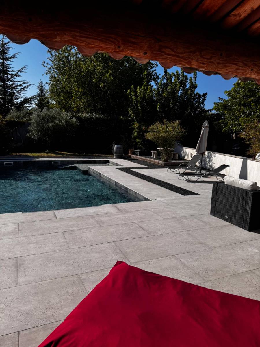 Plage de piscine en pierre de Bali : élégance et exotisme disponibles chez Destock Carrelage