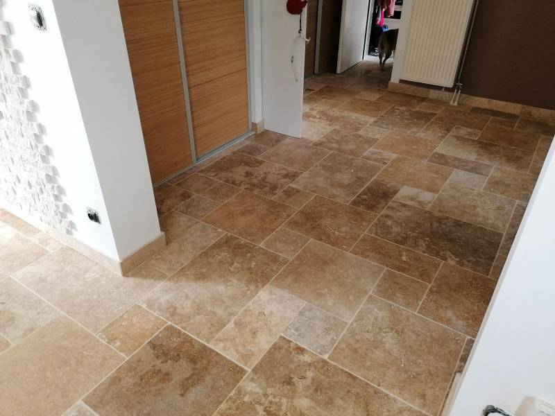 Travertin en opus romain : un carrelage intemporel disponible chez Destock Carrelage